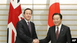 PM Inggris David Cameron (kiri) bersalaman dengan PM Jepang Yoshihiko Noda dalam pertemuan di Tokyo (10/4).