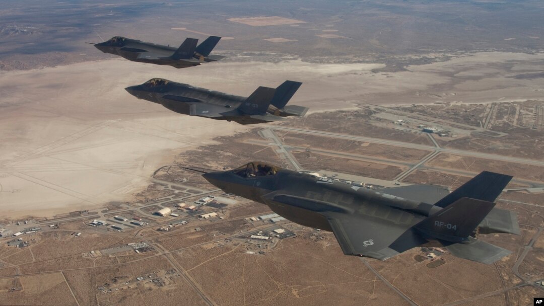 Tiga pesawat jet tempur F-35 terbang di atas pangkalan udara Edwards di California (foto: dok). Seorang pria China mengaku bersalah mencuri disain pesawat jet tempur AS, F-22 dan F-35 serta pesawat pengangkut C-17.