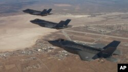 Tiga pesawat jet tempur F-35 terbang di atas pangkalan udara Edwards di California (foto: dok). Seorang pria China mengaku bersalah mencuri disain pesawat jet tempur AS, F-22 dan F-35 serta pesawat pengangkut C-17.