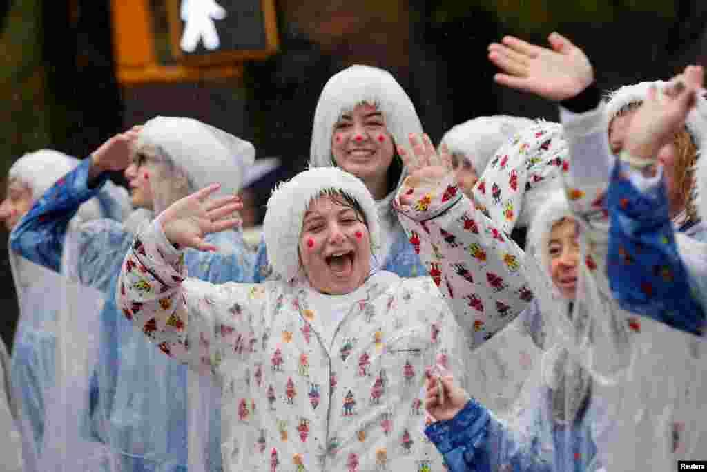 People cheer during the 98th Macy&#39;s Thanksgiving Day Parade in New York City.