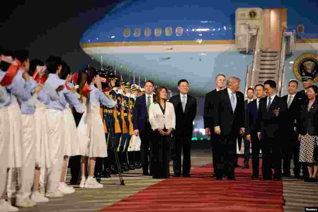 特朗普总统乘“空军一号”专机抵达北京首都国际机场后，与中国国家副主席韩正走在欢迎仪式的红地毯上。(2026年5月13日)