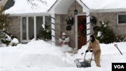 Los vecinos en Nueva York realizan su propia limpieza de la nieve, en particular en las áreas suburbanas, tal como hace Chris Wierzbicki, en el vecindario de Howard Beach, Queens, Nueva York.