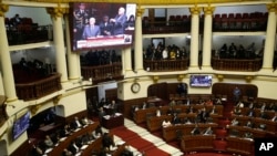 El presidente peruano Pedro Pablo Kuczynski, y su abogado Alberto Borea aparecen en una pantalla gigante de televisión en el congreso de Perú, Lima. 21-12-17. 