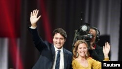 Premeye Minis kanadyen an Justin Trudeau ak madanm li Sophie Gregoire Trudeau nan Palè Dè Kongrè a nan Montreal, Quebec, Kanad, 22 oktòb 2019. 