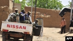 Des soldats burkinabés en patrouille à Gorom Gorom, dans le nord du Burkina Faso, le 13 juin 2012.