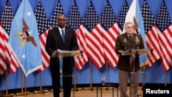 美国国防部长奥斯汀和美国参联会主席米利在北约盟国在布鲁塞尔召开防长会议的当天举行记者会。(2023年2月14日)