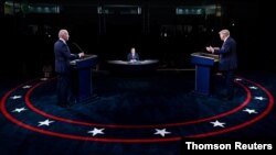 도널드 트럼프(오른쪽) 미국 대통령과 조 바이든(왼쪽) 민주당 대통령 후보가 지난달 29일 클리블랜드에서 열린 1차 텔레비전 토론에서 격돌하고 있다. 가운데는 사회자인 크리스 월러스 폭스뉴스 앵커.