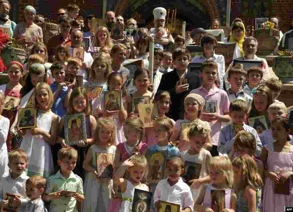 Фото на память. Дети прихода храма Святого Иоанна Предтечи