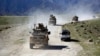 Arhiva - Snage SAD mimoilaze se sai patrolom avganistanskih komandosa u okolini Džalabada, istočno od Kabula, Avganistan, aprila 2014.