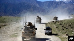 美軍和阿富汗突擊隊員在喀布爾以東的賈拉拉巴德省亞欽區巡邏。(2014年4月)