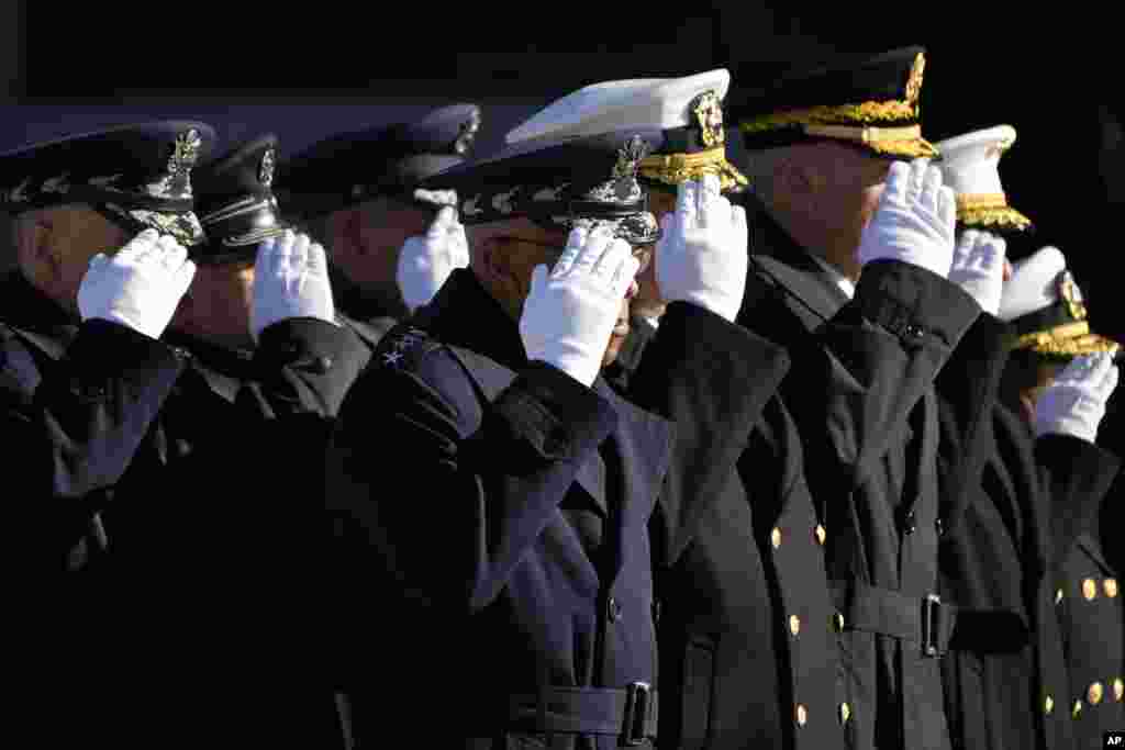 El jefe del Estado Mayor Conjunto, general CQ Brown, en el centro, saluda el ataúd del expresidente Jimmy Carter cubierto con la bandera en la Catedral Nacional de Washington, el 9 de enero de 2025, durante el funeral de estado.