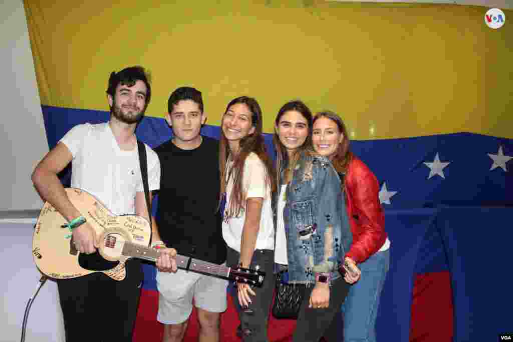 Jóvenes músicos animaron la velada del evento Venexodo 2020 en el Koubek Center, de Miami Dade College. Foto: Luis Felipe Rojas/VOA.