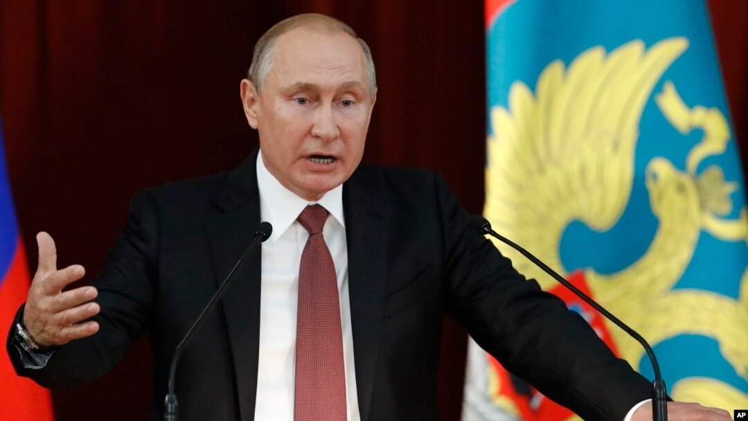 Ruski predsednik Vladimir Putin se obraća diplomatama u Moskvi