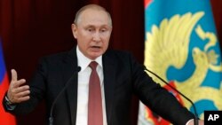 Ruski predsednik Vladimir Putin se obraća diplomatama u Moskvi