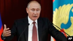 Presiden Rusia Vladimir Putin berbicara di Moskow hari Kamis (19/7). 