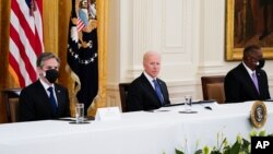 پرزیدنت جو بایدن، آنتونی بلینکن، وزیر خارجه آمریکا، و لوید آستن، وزیر دفاع آمریکا، در جلسه هیات دولت ایالات متحده در کاخ سفید. ۱ آوریل ۲۰۲۱