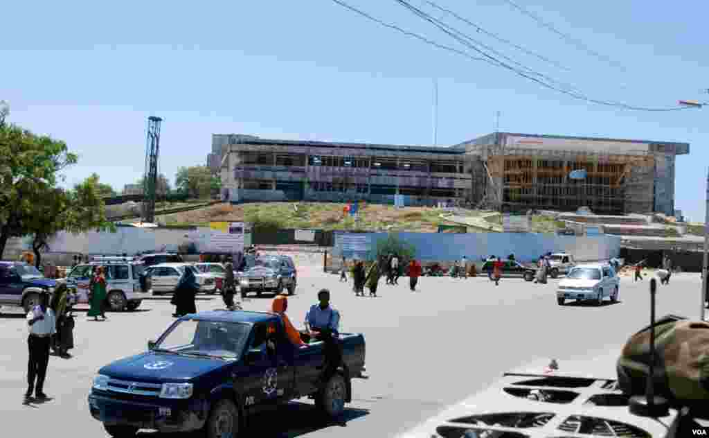 Somalia&#39;s parliament, May 2012.&nbsp; (Pete Heinlein/VOA)