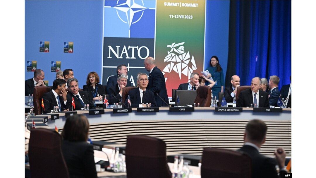 Sekretaris Jenderal NATO Jens Stoltenberg menunggu sebelum dimulainya pertemuan dengan mitra Indo-Pasifik NATO selama KTT NATO, di Vilnius pada 12 Juli 2023. (Foto: AFP)