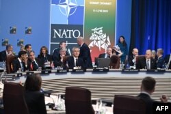 Sekretaris Jenderal NATO Jens Stoltenberg menunggu sebelum dimulainya pertemuan dengan mitra Indo-Pasifik NATO selama KTT NATO, di Vilnius pada 12 Juli 2023. (Foto: AFP)