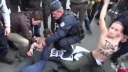 Protestation féminine devant le bureau de vote Marine Le Pen (vidéo)