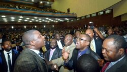 Bobendani kati na bakeli mibeko na Assemblée nationale, na Kinshasa, RDC, 12 avril 2012.