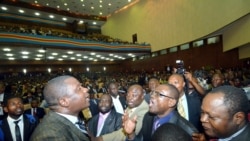 Bobendani kati na bakeli mibeko na Assemblée nationale, na Kinshasa, RDC, 12 avril 2012.