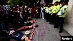 Un grupo de mujeres protestan, frente a una delegación de la policía en México, contra los altos índices de violencia en su país.