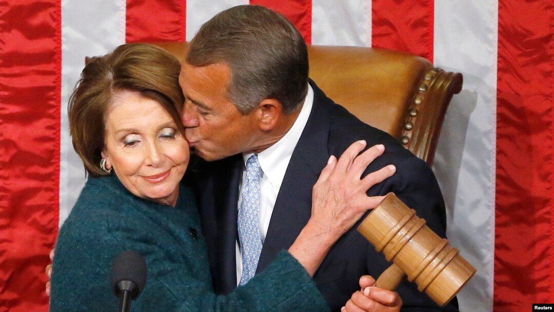 Ketua DPR John Boehner dari Partai Republik memberikan ciuman di pipi ketua Fraksi Minoritas Nancy Pelosi dari Partai Demokrat ketika secara simbolis menerima palu ketua sidang di Gedung DPR, Washington DC (6/1/2015). 