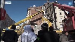 Enkaz Başında 2 Aylık Bebeğiyle 7 Yaşındaki Çocuğunu Bekliyor