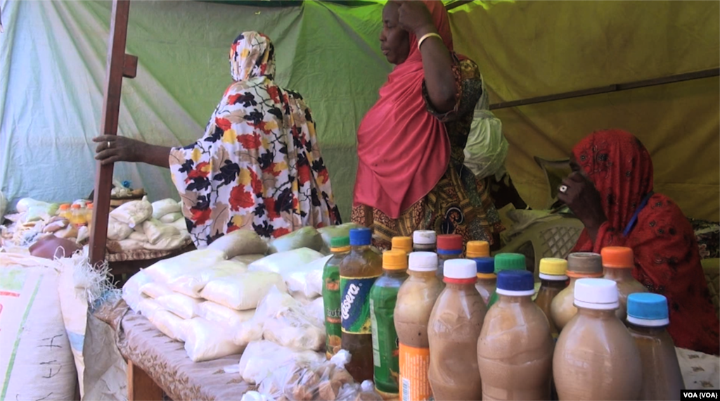 Bikin Baje Koli Na Kungiyar Matan Nijar CONGAFEN A Yamai wasu kaya da mata ke talatawa a wajen bikin, Nuwamba 27, 2017