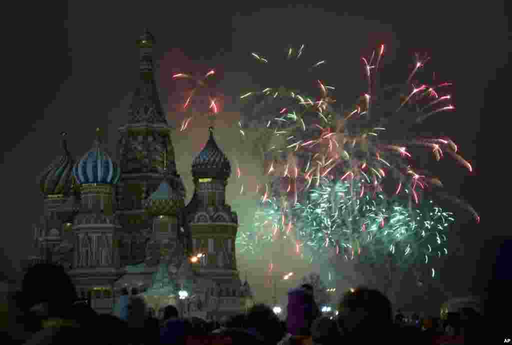 Kembang api di atas Katedral St. Basil di Moskow, Rusia (AP/Ivan Sekretarev)