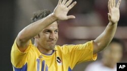 Mantan striker Juventus Alessandro Del Piero, melambai kepada penonton saat pertandingan amal di Kashima Stadium, Jepang (21/7/2012).