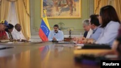 En cadena de radio y televisión, Maduro firmó el decreto para "neutralizar y derrotar la agresión externa" que, aseguró, se cierne sobre su país.