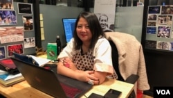 Perancang ruang pesta Oscars, Irma Hardjakusumah, di kantor Studio Left miliknya di Los Angeles, CA (Dok: VOA). 