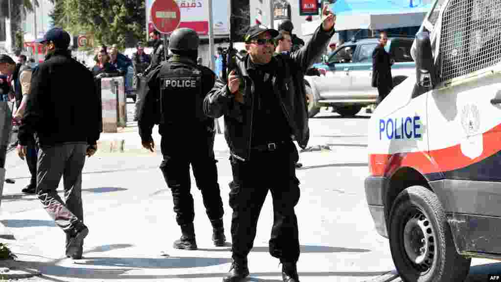 Vikosi vya usalam vya Tunisia vinadhibiti eneo la shambulizi baada ya wanamgambo kushambulia jumba mashuhuri la makumbusho la Bardo, March 18, 2015.