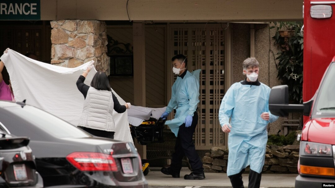 Para anggota staf medis bersiap membawa pasien dari Life Care Center, di mana ditemukan dua dari tiga kasus infeksi virus korona terkonfirmasi, di Kirkland, Washington, AS, 1 Maret 2020. (Foto: Reuters)