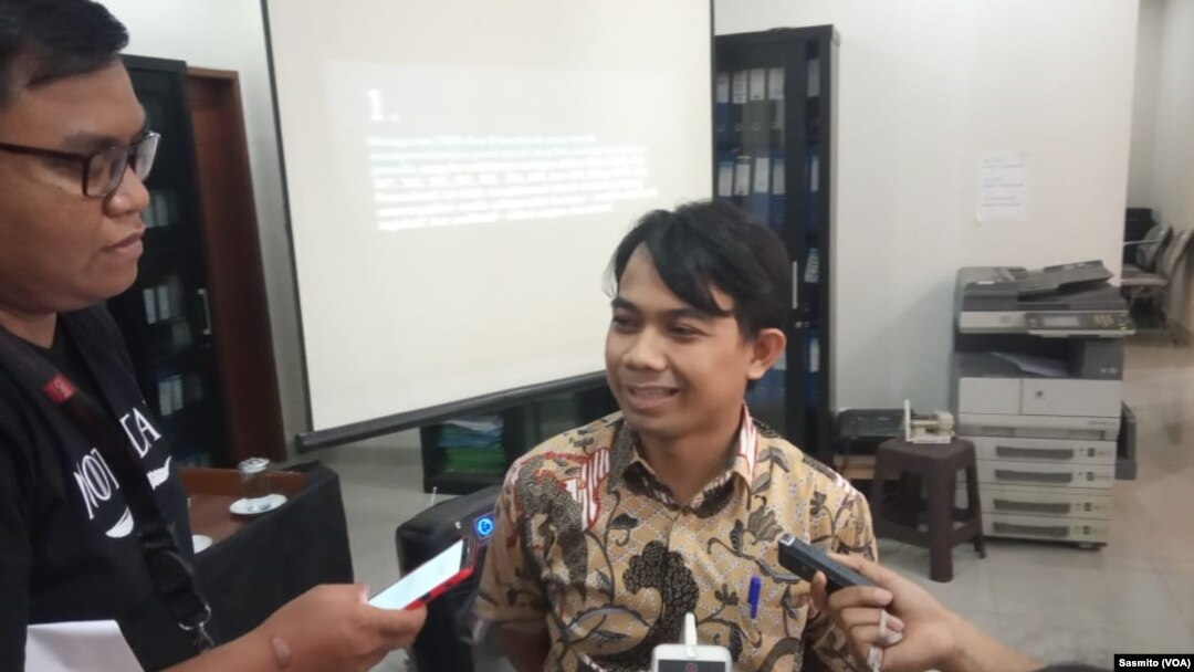 Direktur LBH Pers, Ade Wahyudin, usai menggelar konferensi pers di kantor AJI, Jakarta, Senin, 2 September 2019. (Foto: VOA/Sasmito)