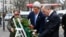 El secretario de Estado, John Kerry, y el canciller francés, Lauren Fabius, colocan ofrenda floral en el supermercado judío, sitio de uno de los ataques terroristas. 