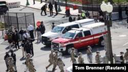 Des membres de la Garde nationale patrouillent au Capitole américain entoure après un incident qui a entraîné la mort d'un policier à Washington, États-Unis, le 2 avril 2021.
