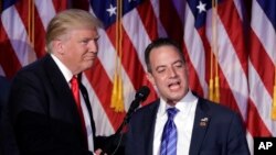 Reince Priebus, président du parti républicain, nommé secrétaire général de la Maison Blanche, salue la foule le 9 novembre 2016 à New York lors de la soirée électorale.