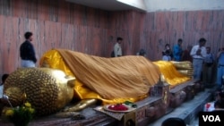 Tượng Phật Nhập Diệt trong chùa Niết Bàn (Mahaparinirvana Temple). (Hình: Tước Nguyễn)