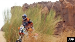 Le motard italien Fabrizio Meoni négocie un passage près de la roche percée, le 10 janvier 2002, (Mauritanie).