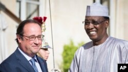 Le président français François Hollande, à gauche, salue son homologue du Tchad Idriss Deby Itno, avant une réunion à l'Elysée à Paris, 20 août 2016. 