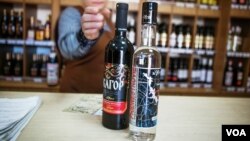 Vodka yang dijual di sebuah toko di Inggris. (VOA/Vera Undritz)