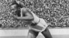 지난 1936년 열린 베를린 올림픽의 남성 200미터 계주에 출전한 제시 오언스 선수(Jesse Owens: 1913-1980)가 출발선에서 달려나오고 있다.