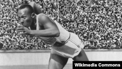 지난 1936년 열린 베를린 올림픽의 남성 200미터 계주에 출전한 제시 오언스 선수(Jesse Owens: 1913-1980)가 출발선에서 달려나오고 있다.