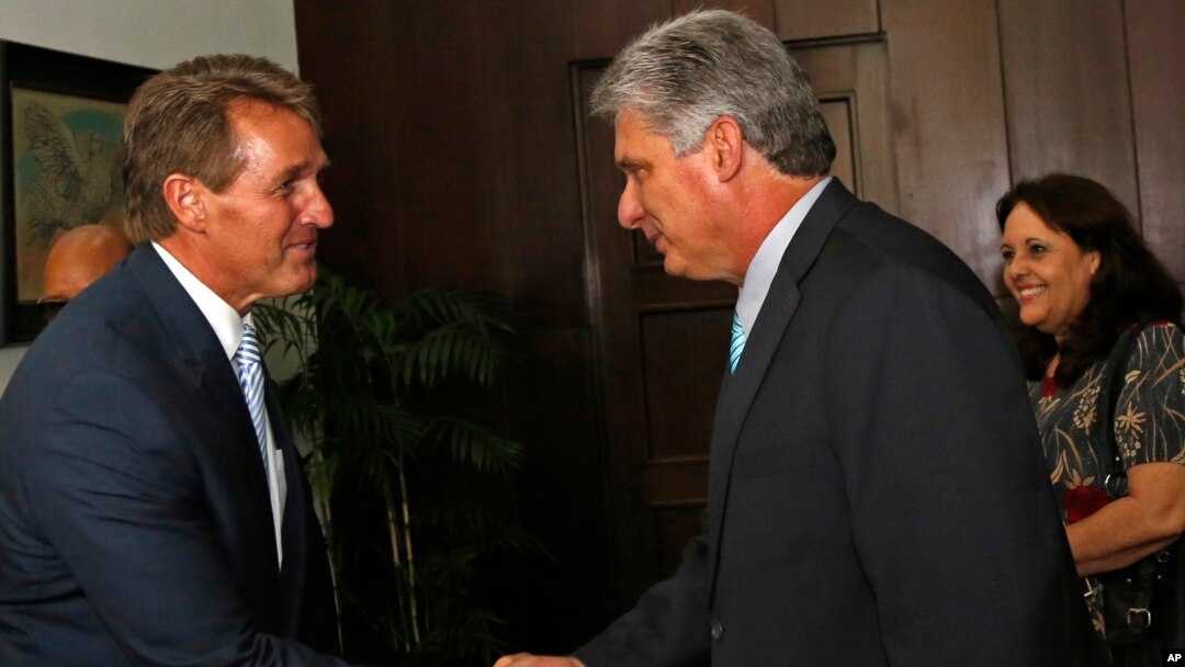Senator AS Jeff Flake (kiri) berjabat tangan dengan Wapres Kuba, Miguel Diaz Canel, di Havana, Kuba, Sabtu (13/6).