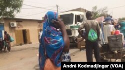 Les voyages clandestins se pratiques de plus belle dans la capitale du Tchad, le 8 mai 2020. (VOA/André Kodmadjingar).