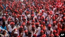 Indian farmers shout slogans during a rally at the end of their six day long march on foot, in Mumbai, India, Monday, March 12, 2018.