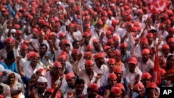 Puluhan ribu petani melakukan "long march" sejauh 180 kilometer di Mumbai, India, Senin (12/3). 